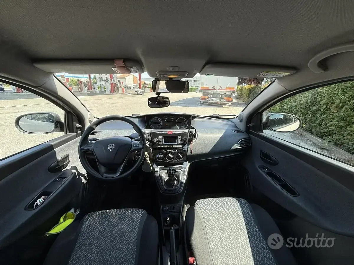 Usata Lancia Ypsilon Gold 69 CV (50 kW) 2018 Beige Utilitaria