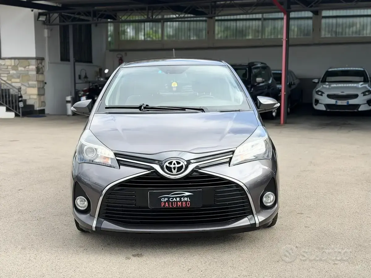Usata Toyota Yaris Lounge 69 CV (50 kW) 2015 Grigio Utilitaria