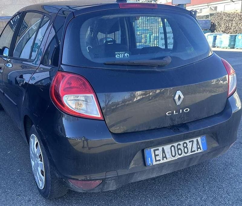 Usata Renault Clio II Dynamique 75 CV (55 kW) 2010 Berlina