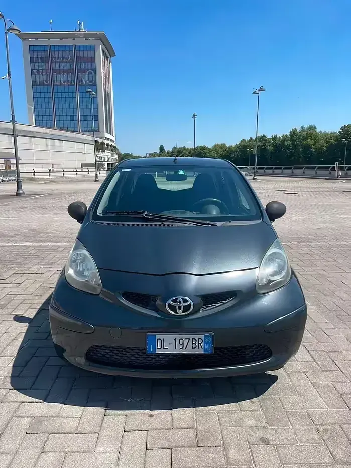 Usata Toyota Aygo 68 CV (50 kW) 2007 Grigio Utilitaria