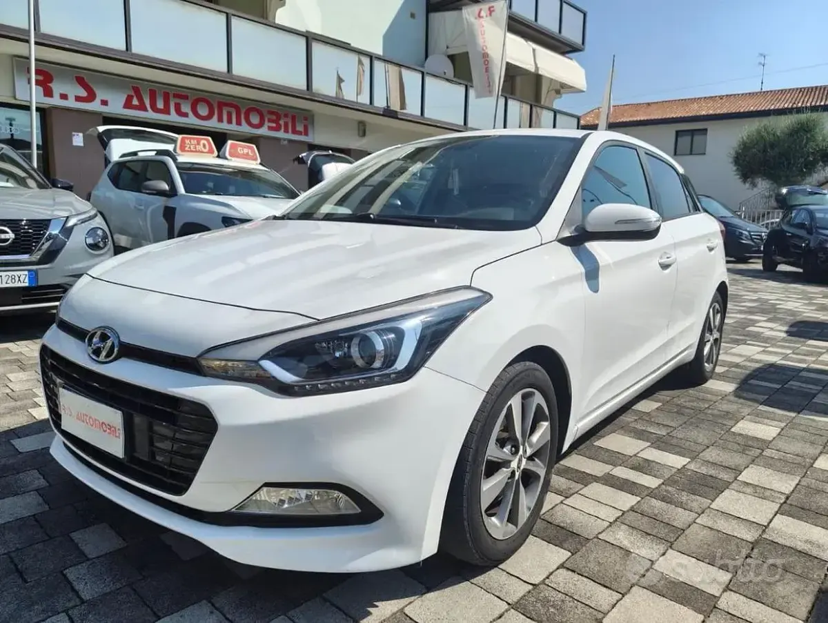 Usata Hyundai i20 Comfort 101 CV (74 kW) 2016 Bianco Berlina