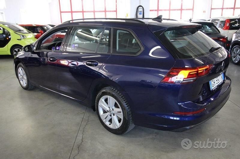 Usata VW Golf VIII Life 131 CV (96 kW) 2022 Blu Station wagon