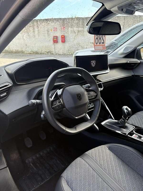 Usata Peugeot 208 Allure 101 CV (74 kW) 2025 Grigio Utilitaria