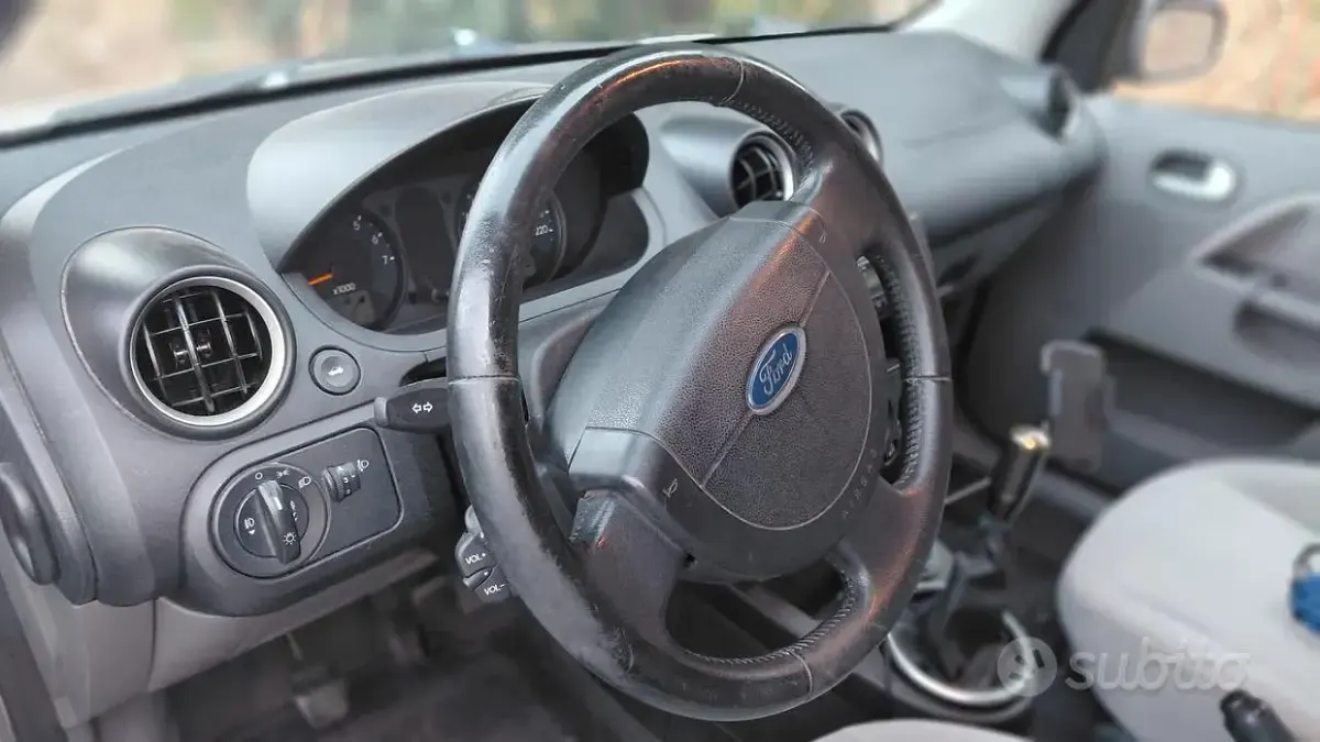 Usata Ford Fiesta Ghia 80 CV (58 kW) 2002 Grigio Utilitaria
