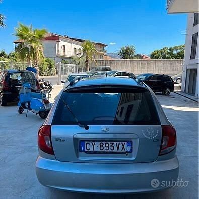 Usata Kia Rio EX 97 CV (71 kW) 2006 Argento Berlina
