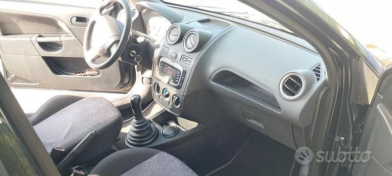 Usata Ford Fiesta Ghia 75 CV (55 kW) 2008 Nero Berlina