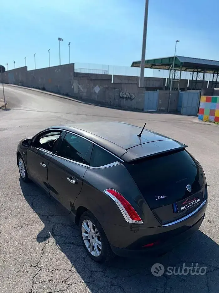 Usata Lancia Delta 190 CV (139 kW) 2009 Marrone Utilitaria