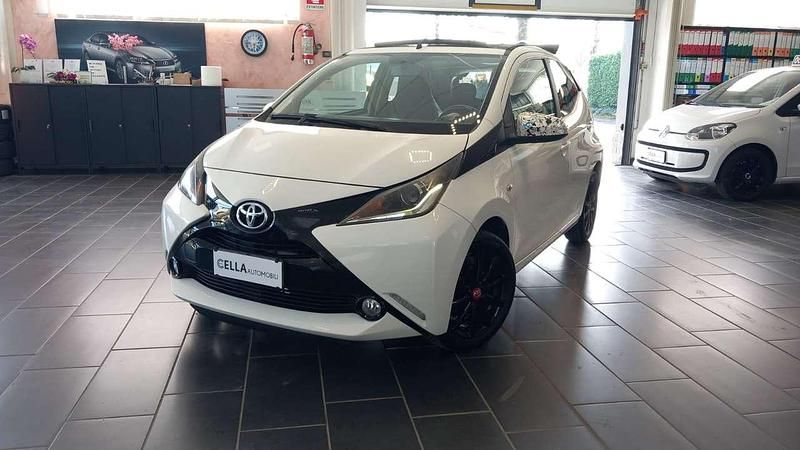 Usata Toyota Aygo Connect Style 68 CV (50 kW) 2016 Bianco Utilitaria