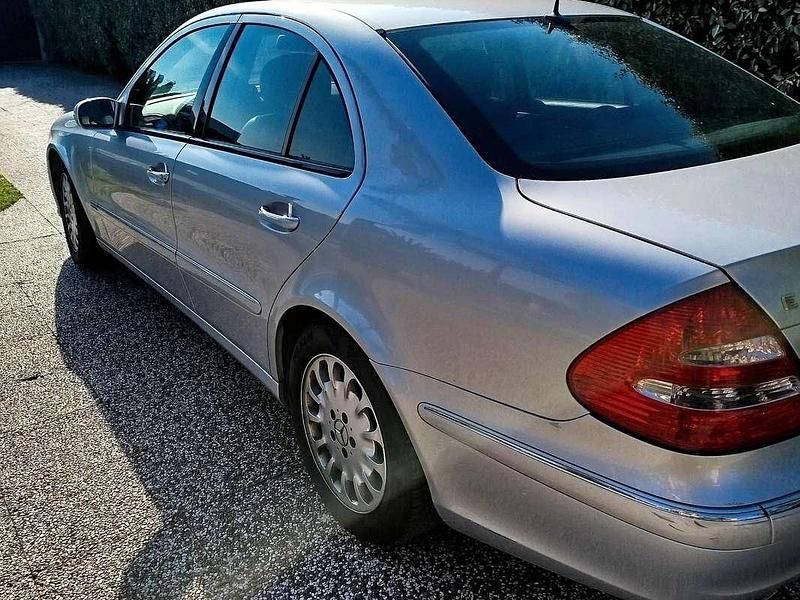 Usata Mercedes E220 Classic 150 CV (110 kW) 2006 Argento Berlina
