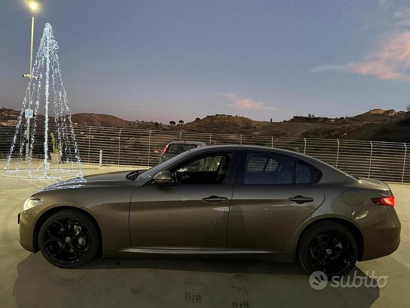 Usata Alfa Romeo Giulia 160 CV (117 kW) 2019 Marrone Berlina