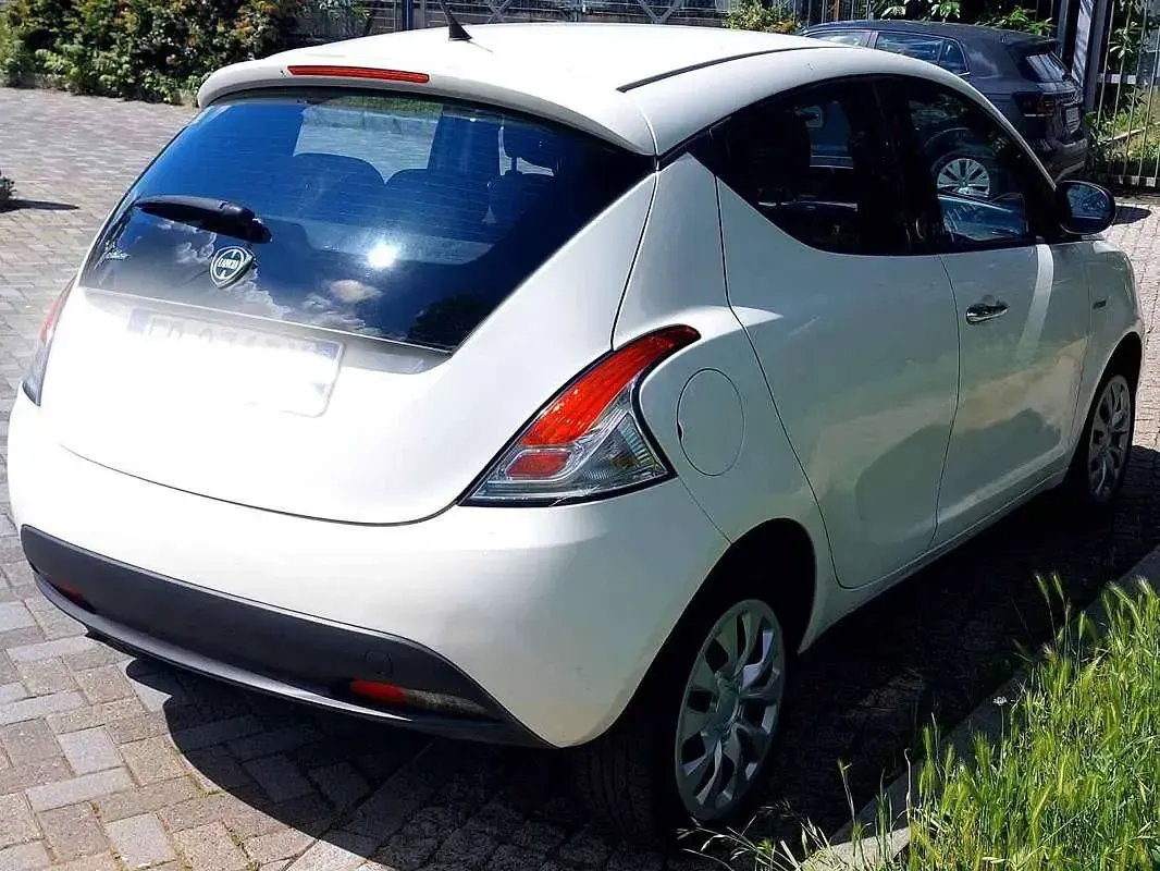 Usata Lancia Ypsilon Gold 69 CV (50 kW) 2013 Bianco Utilitaria