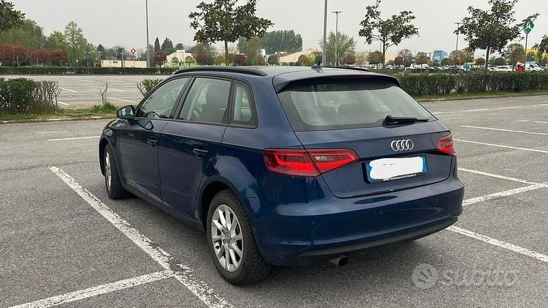 Usado Audi A3 110 CV (80 kW) 2014 Azul Familiar