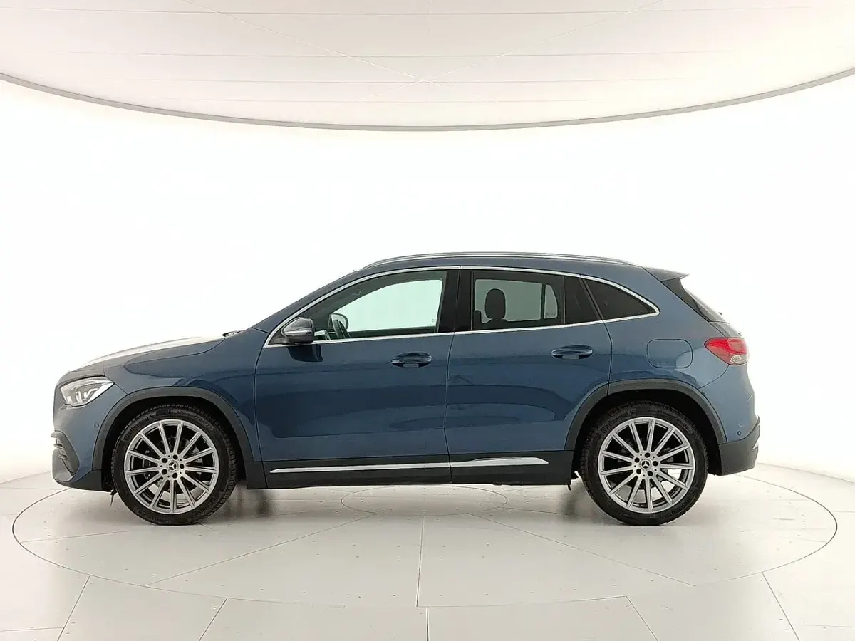 Usata Mercedes GLA200 Premium 150 CV (110 kW) 2023 Blue denim ; SUV