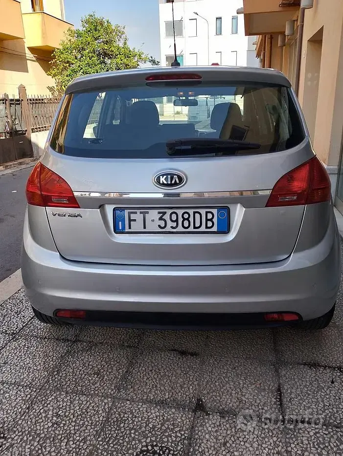 Usata Kia Venga 90 CV (66 kW) 2019 Grigio Utilitaria
