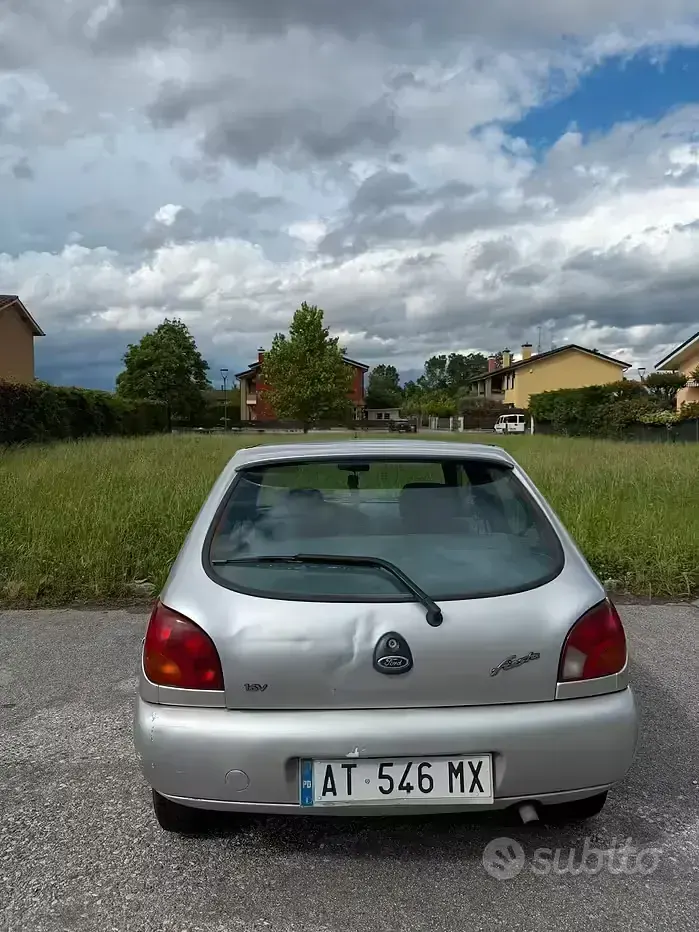 Usata Ford Fiesta 75 CV (55 kW) 1997 Grigio Utilitaria