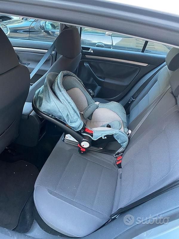 Grigio Usata 2008 VW Golf V Tre volumi | 3000 € (Buon prezzo) - Immagine 1/4