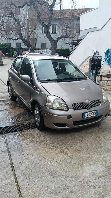 Usata Toyota Yaris Sol 75 CV (55 kW) 2005 Grigio Berlina