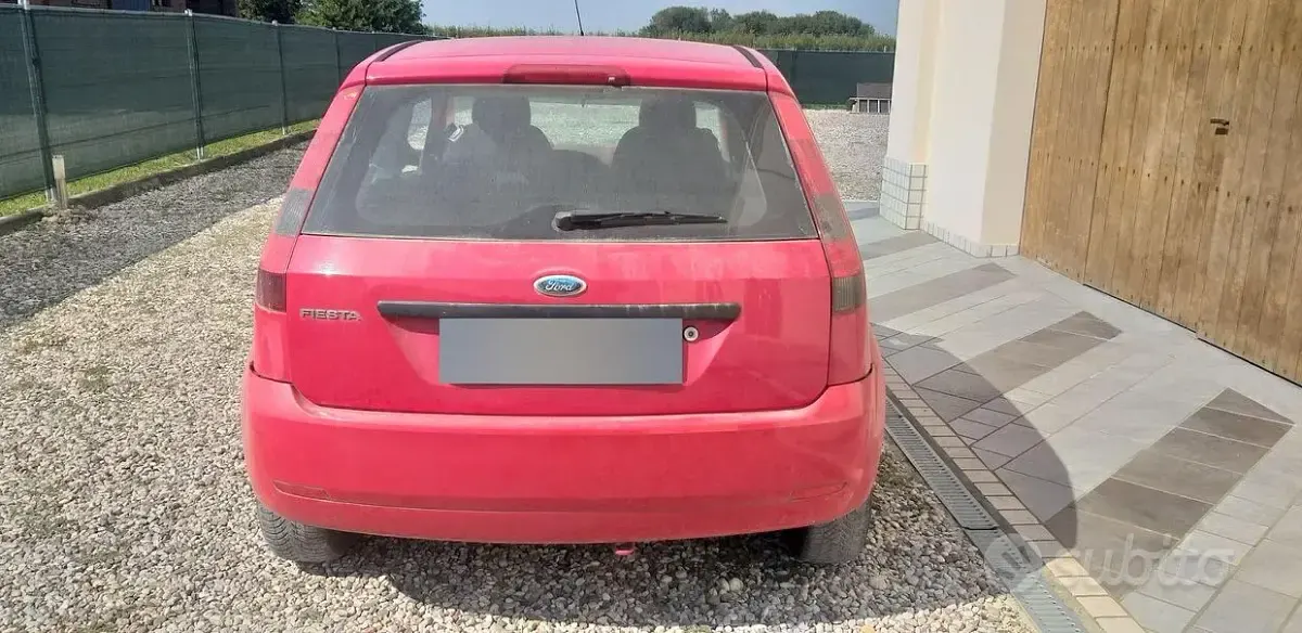 Usata Ford Fiesta 75 CV (55 kW) 2005 Rosso Utilitaria