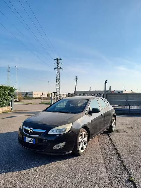 Usata Opel Astra 100 CV (73 kW) 2010 Nero Berlina
