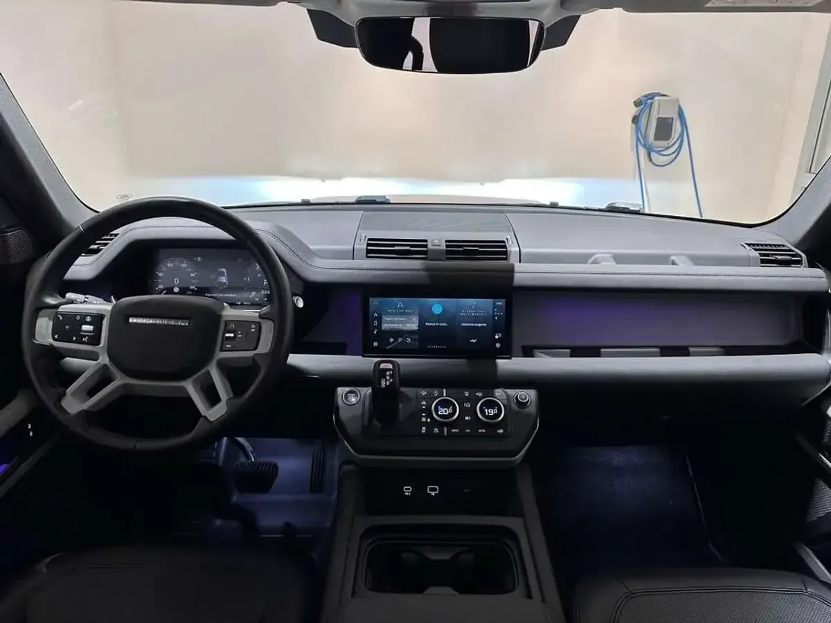 Usata Land Rover Defender SE 200 CV (147 kW) 2024 Santorini black SUV