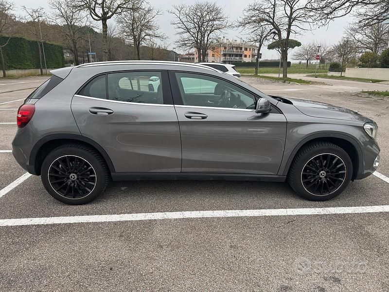 Usata Mercedes GLA200 136 CV (100 kW) 2018 Grigio SUV