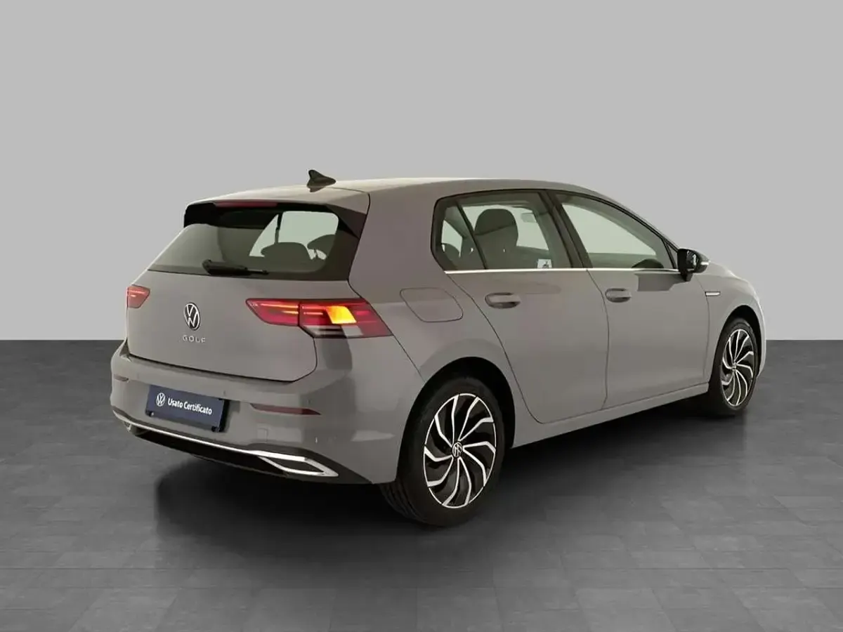 Usata VW Golf VIII Life 131 CV (96 kW) 2023 Moonstone grey Berlina