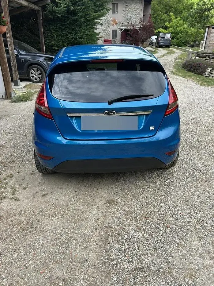 Usata Ford Fiesta 75 CV (55 kW) 2014 Blu Utilitaria