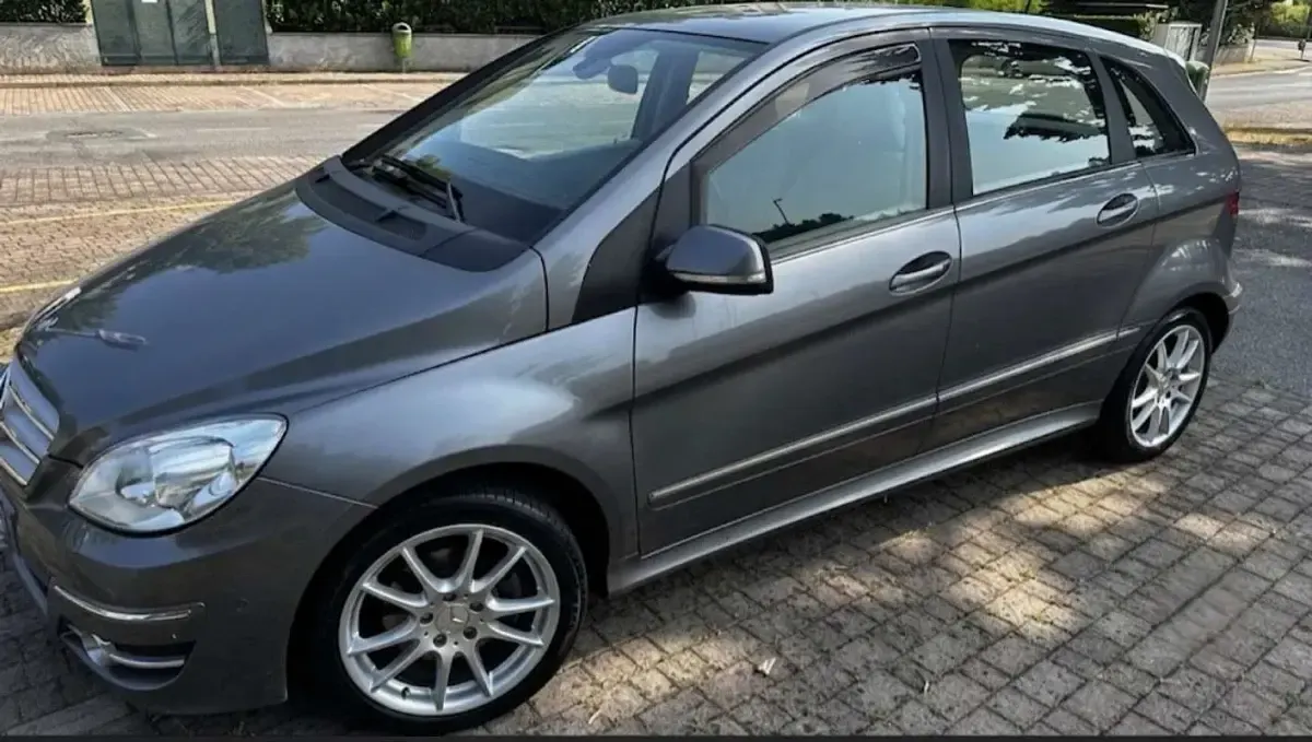 Usata Mercedes 180 109 CV (80 kW) 2011 Grigio Berlina