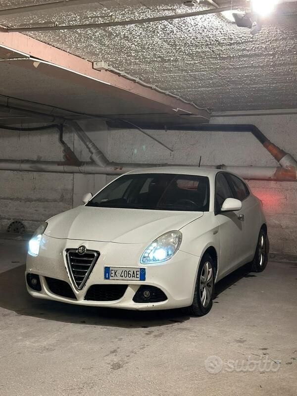 Bianco Usata 2011 Alfa Romeo Giulietta Due volumi | 7300 € (Cara) - Immagine 1/2