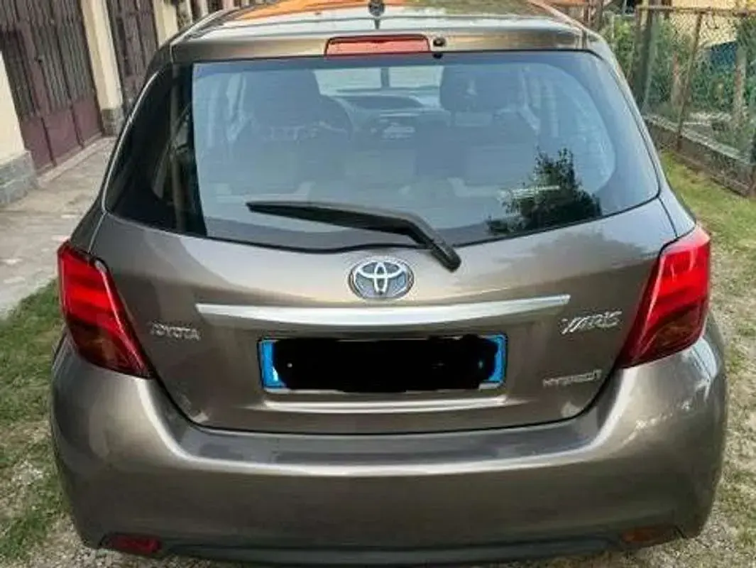 Usata Toyota Yaris Hybrid Active 73 CV (53 kW) 2016 Bronzo Berlina