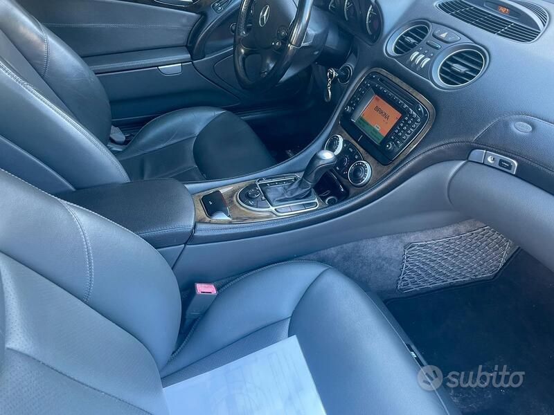 Usata Mercedes SL350 245 CV (180 kW) 2004 Grigio Cabrio