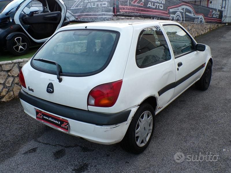 Usata Ford Fiesta 75 CV (55 kW) 2002 Bianco Berlina