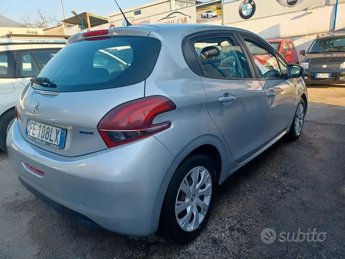Usata Peugeot 208 82 CV (60 kW) 2016 Grigio Utilitaria