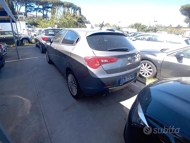 Usata Alfa Romeo Giulietta Distinctive 170 CV (125 kW) 2012 Giallo Utilitaria