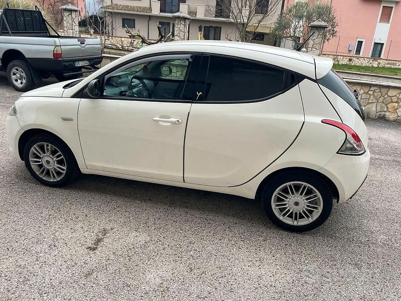 Usata Lancia Ypsilon 69 CV (50 kW) 2014 Bianco Utilitaria