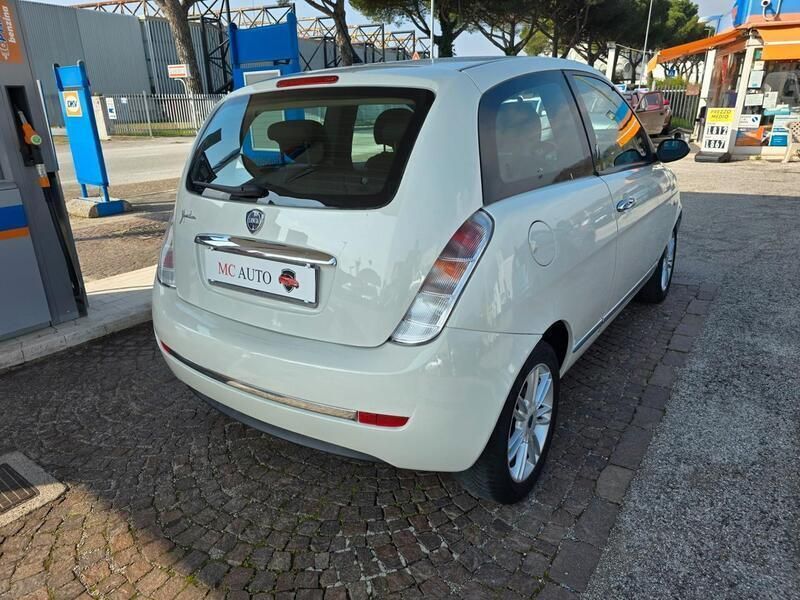 Usata Lancia Ypsilon 60 CV (44 kW) 2008 Bianco Utilitaria