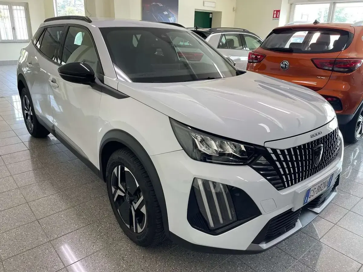 Usata Peugeot 2008 Allure 102 CV (75 kW) 2024 Bianco SUV