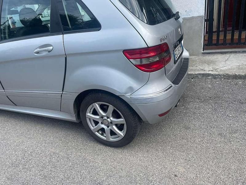 Usata Mercedes B180 Premium 109 CV (80 kW) 2011 Argento Monovolume
