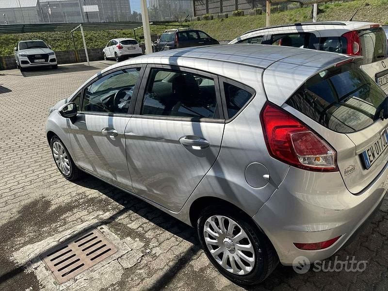 Usata Ford Fiesta 92 CV (67 kW) 2015 Grigio Utilitaria
