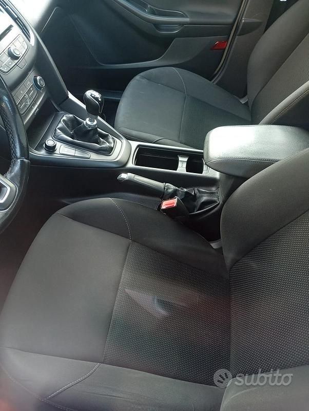 Begagnad Ford Focus 120 HK (88 kW) 2015 Grå Sedan