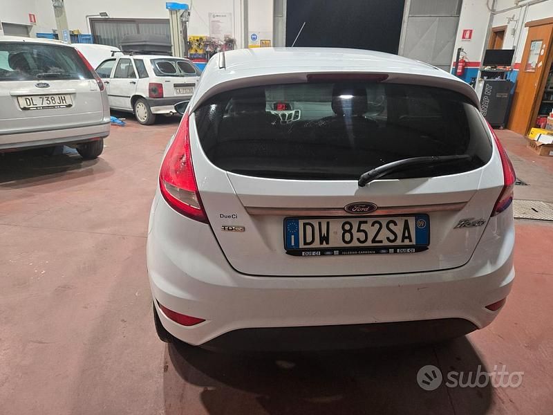 Usata Ford Fiesta 70 CV (51 kW) 2009 Bianco Berlina
