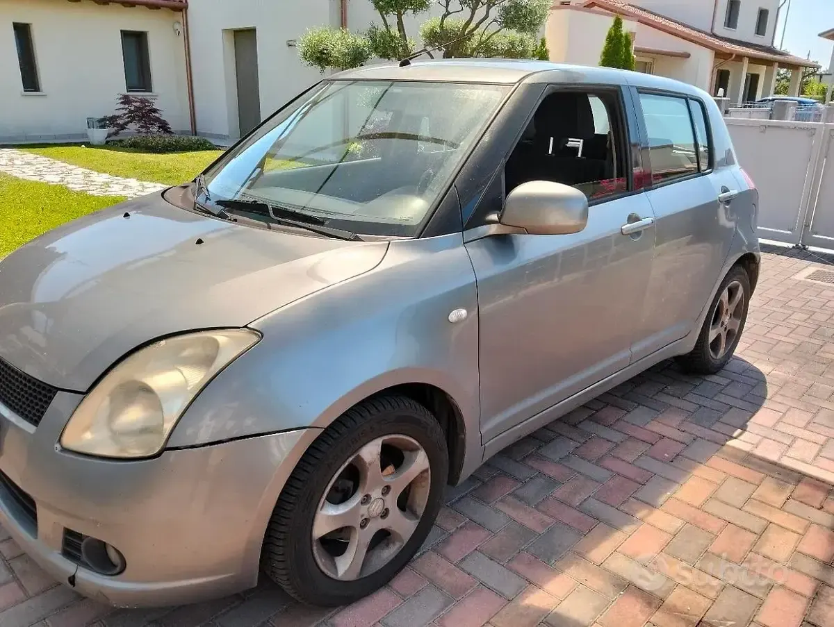 Usata Suzuki Swift 68 CV (50 kW) 2005 Grigio Utilitaria