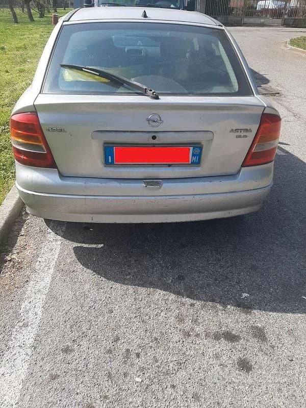 Usata Opel Astra 101 CV (74 kW) 2009 Grigio Berlina