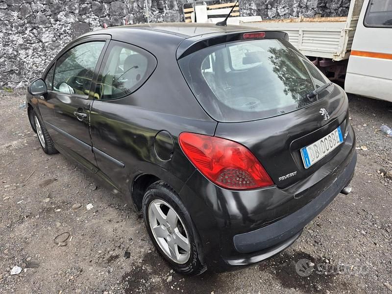 Usata Peugeot 207 110 CV (80 kW) 2006 Nero Utilitaria