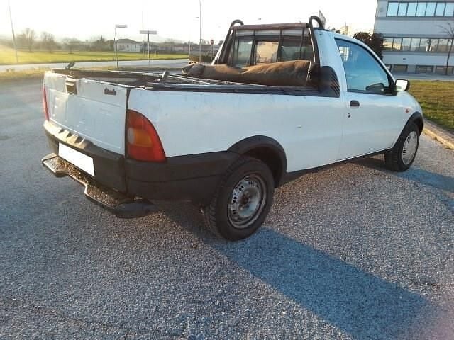 Käytetty Fiat Strada 59 HP (43 kW) 2002 Valkoinen Nouto