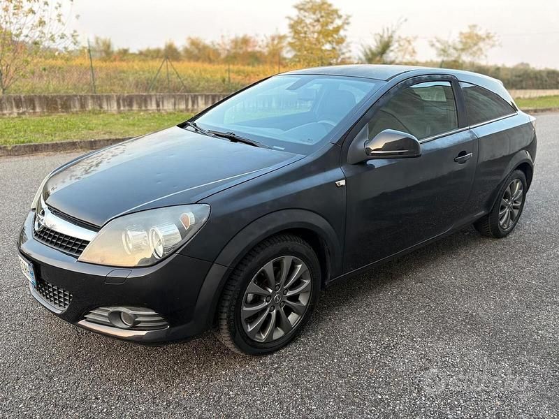 Usata Opel Astra GTC 110 CV (80 kW) 2010 Nero Berlina
