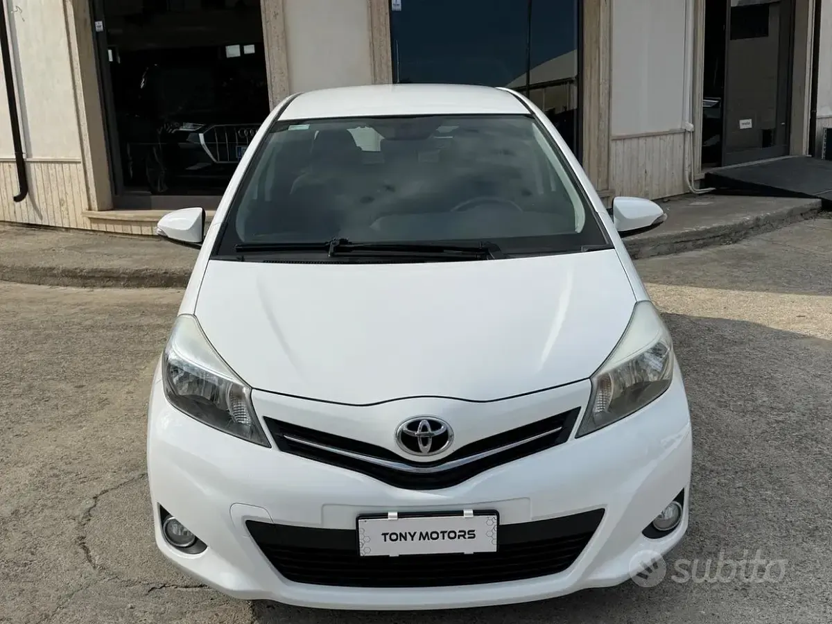 Usata Toyota Yaris Lounge 90 CV (66 kW) 2014 Bianco Utilitaria