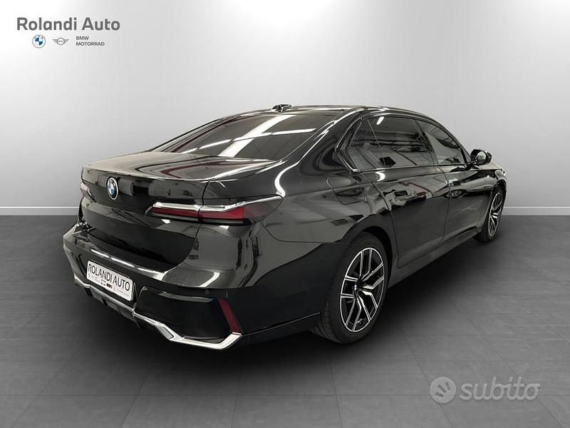 Usata BMW 740 M Sport 299 CV (219 kW) 2024 Black sapphire metallizzato Berlina