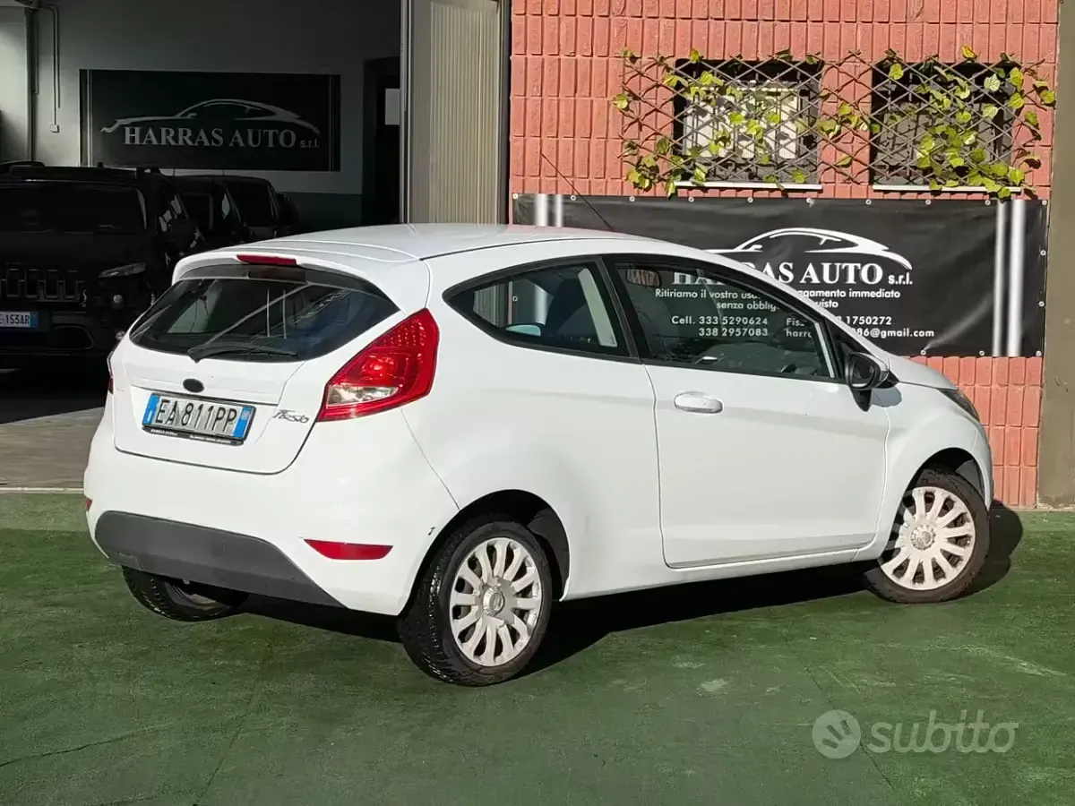 Usata Ford Fiesta 92 CV (67 kW) 2010 Bianco Berlina