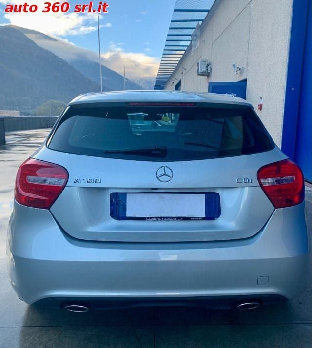 Usata Mercedes A180 109 CV (80 kW) 2014 Argento metallizzato Berlina